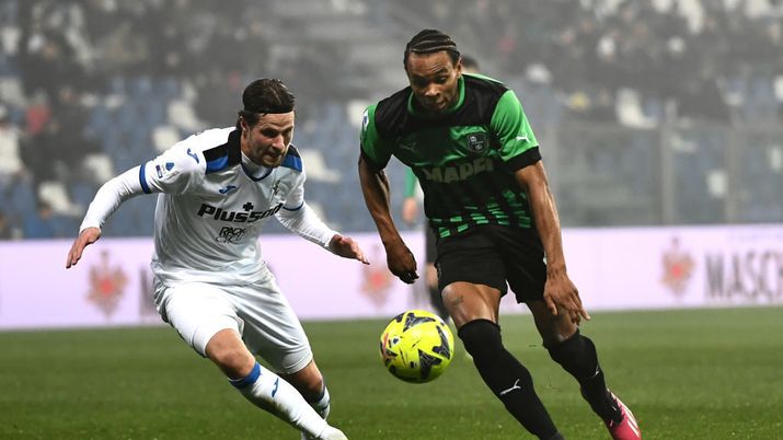 REGGIO NELL'EMILIA, ITALY - FEBRUARY 04: Armand Lauriente of US Sassuolo battles for possession with Hans Hateboer of Atalanta BC during the Serie A match between US Sassuolo and Atalanta BC at Mapei Stadium - Citta' del Tricolore on February 04, 2023 in Reggio nell'Emilia, Italy. (Photo by Alessandro Sabattini/Getty Images) Calciomercato, la Roma punta Laurienté: ecco quanto chiede il Sassuolo - immagine 1