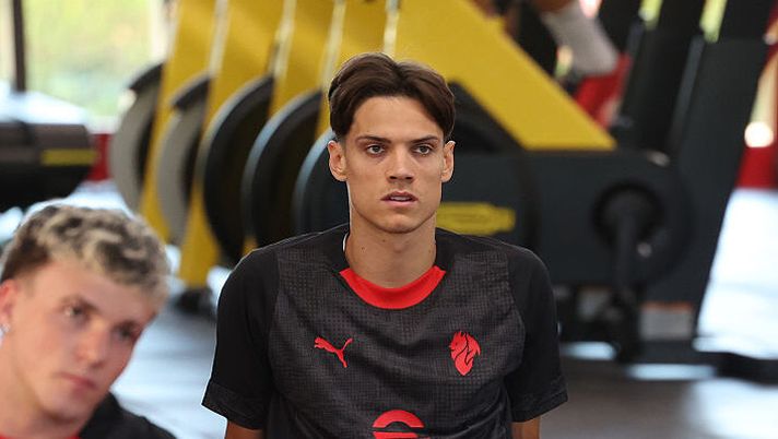 CAIRATE, ITALY - JULY 07: Samuele Ricci of AC Milan in action during a AC Milan training session at Milanello sports center on July 07, 2025 in Cairate, Italy. (Photo by Claudio Villa/AC Milan via Getty Images) Ricci: “Scelto il Milan in un secondo! Allegri, Leao, il ruolo e giocare con Modric…” - immagine 1