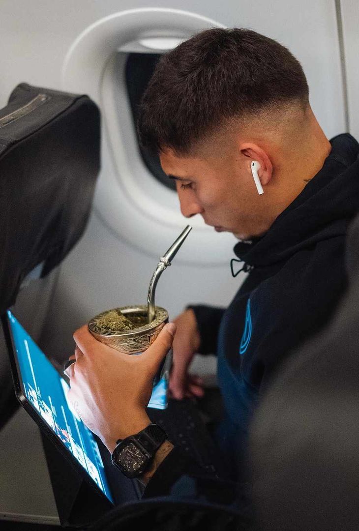 GALLERY Il Napoli è sull’aereo verso Bergamo: gli azzurri ascoltano musica in viaggio - immagine 2