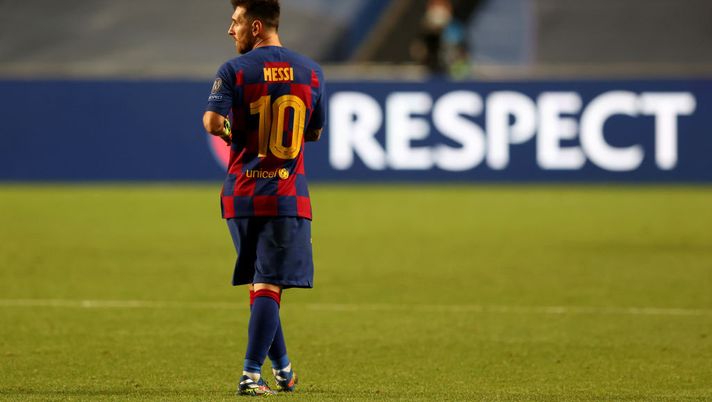 LISBON, PORTUGAL - AUGUST 14: Lionel Messi of FC Barcelona looks dejected following his team's defeat in the UEFA Champions League Quarter Final match between Barcelona and Bayern Munich at Estadio do Sport Lisboa e Benfica on August 14, 2020 in Lisbon, Portugal. (Photo by Rafael Marchante/Pool via Getty Images) Messi: “Resto al Barcellona, mai per vie legali con il club” - immagine 1