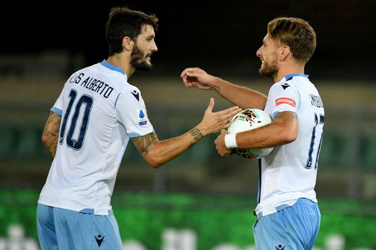 Ciro Immobile della SS Lazio festeggia il quinto gol insieme a Luis Alberto durante la partita di Serie A tra Hellas Verona e SS Lazio. (Foto di Marco Rosi - SS Lazio/Getty Images) La prima e la seconda Lazio di Sarri: il confronto dopo le prime 10 giornate- immagine 3