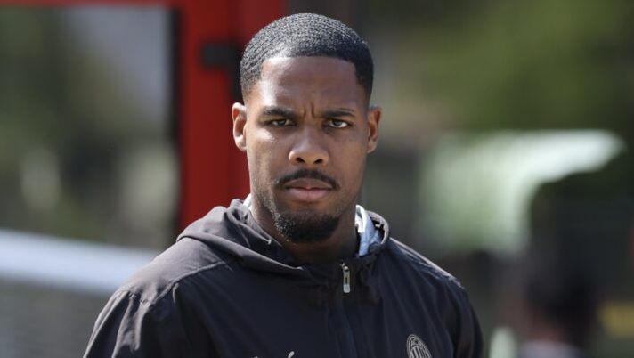 CAIRATE, ITALY - APRIL 09: Mike Maignan of AC Milan looks on during AC Milan training session at Milanello on April 09, 2025 in Cairate, Italy. (Photo by Claudio Villa/AC Milan via Getty Images) Milan, le novità sulle condizioni di Maignan dopo l’allenamento di oggi - immagine 1