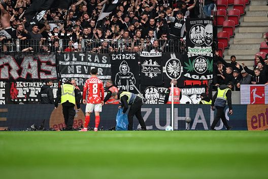 Mainz, Germania - 4 maggio 2024: Gli steward raccolgono gli oggetti lanciati in campo dai tifosi dell'Eintracht Francoforte. (Photo by Christian Kaspar-Bartke/Getty Images) Caos in Mainz-Francoforte: bruttissimo gesto dei tifosi verso il guardalinee- immagine 3