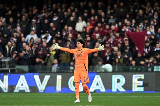 SALERNO, ITALY - FEBRUARY 26: Guillermo Ochoa of Salernitana during the Serie A match between Salernitana and AC Monza at Stadio Arechi on February 26, 2023 in Salerno, Italy. (Photo by Francesco Pecoraro/Getty Images) Consigli Fantacalcio, 3 portieri per la 2a giornata: Di Gregorio e Ochoa da modificatore difesa!- immagine 3