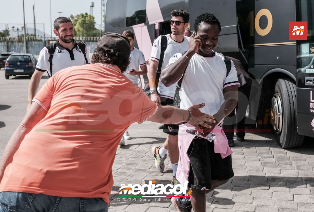 FOTO Palermo, il rientro al “Renzo Barbera” dopo la trasferta di Padova (Gallery) - immagine 5