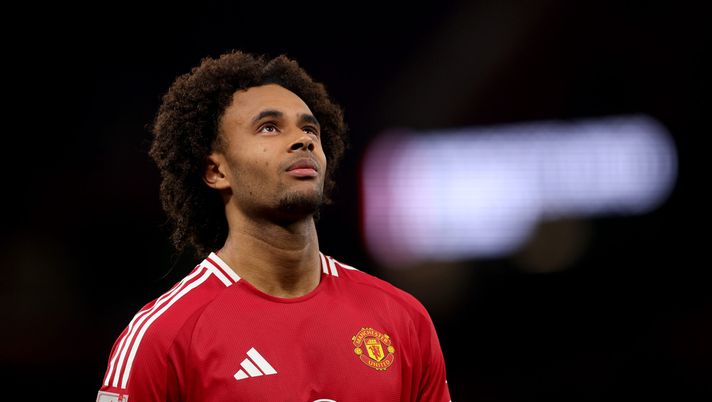 MANCHESTER, ENGLAND - MARCH 02: Joshua Zirkzee of Manchester United during the Emirates FA Cup Fifth Round match between Manchester United and Fulham at Old Trafford on March 02, 2025 in Manchester, England. (Photo by Carl Recine/Getty Images) Via dallo United: Zirkzee più vicino. La Roma studia la formula - immagine 1