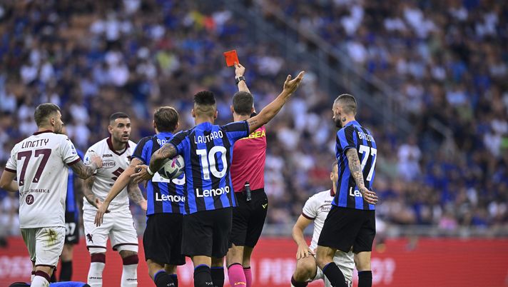 La moviola di Inter-Toro 1-0: Ayroldi espelle Sanabria, il VAR lo corregge - immagine 1