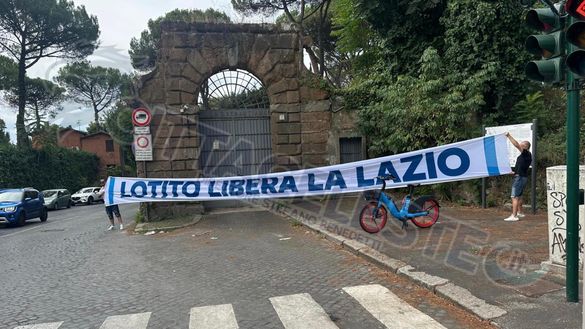 Lazio, gli striscioni contro Lotito arrivano anche a Villa San Sebastiano – FOTO- immagine 2