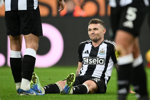 NEWCASTLE UPON TYNE, INGHILTERRA - 26 DICEMBRE: Kieran Trippier del Newcastle United reagisce dopo un infortunio durante la partita di Premier League tra Newcastle United FC e Aston Villa FC a St James' Park il 26 dicembre 2024 a Newcastle upon Tyne, Inghilterra. (Foto di Stu Forster/Getty Images) Trippier strip club