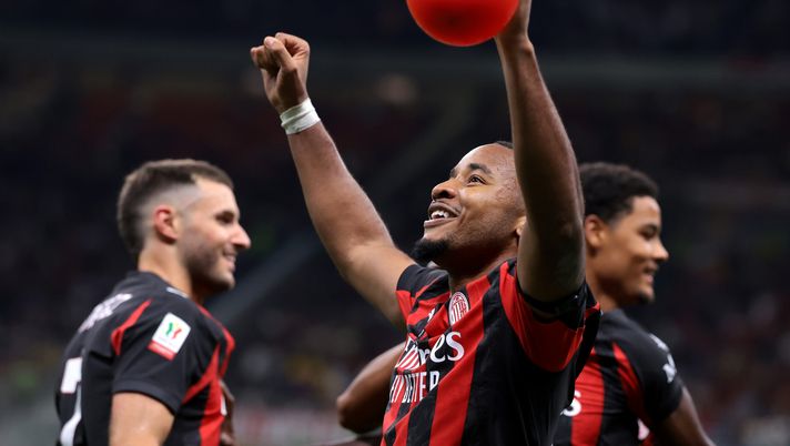 MILAN, ITALY - SEPTEMBER 23: Christopher Nkunku of AC Milan inflates a balloon as he celebrates with team mates after scoring to give the side a 2-0 lead during the Coppa Italia Frecciarossa Round of 16 match between AC Milan and US Lecce at Giuseppe Meazza Stadium on September 23, 2025 in Milan, Italy. (Photo by Jonathan Moscrop/Getty Images) milan-lecce-coppa-italia-ultima-ora-dichiarazioni-nkunku-milan-tv-diretta-live-parole-post-partita