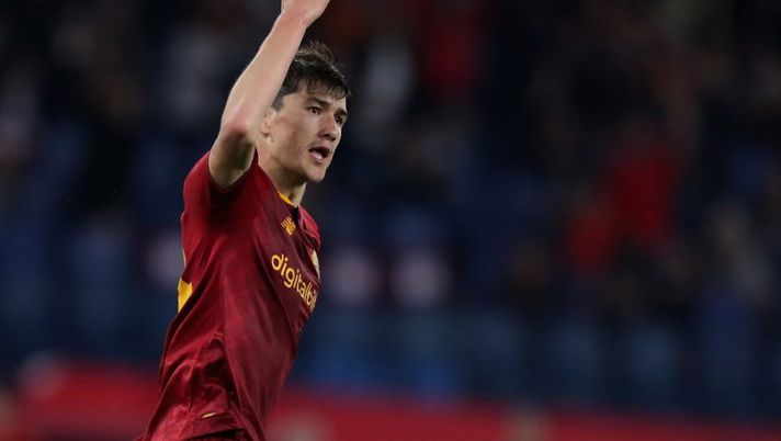 ROME, ITALY - MAY 14: Eldor Shomurodov of AS Roma celebrates after scoring the team's first goal during the Serie A match between AS Roma and Venezia FC at Stadio Olimpico on May 14, 2022 in Rome, Italy. (Photo by Paolo Bruno/Getty Images) UFFICIALE – Roma, Shomurodov al Cagliari: la formula e il comunicato - immagine 1