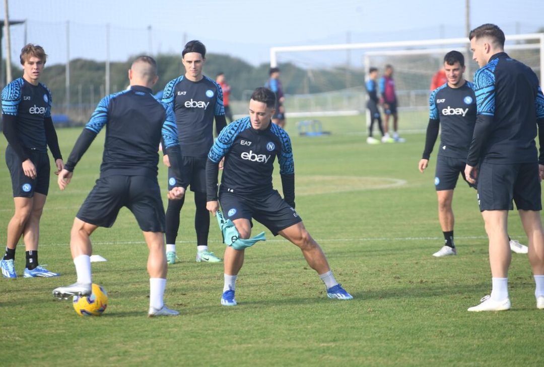 Allenamento mattutino per il Napoli a Castel Volturno: gli azzurri sono carichi in vista della sfida con l'Inter.