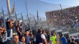 Cagliari-Napoli, le immagini del vergognoso lancio di fumogeni tra le due tifoserie