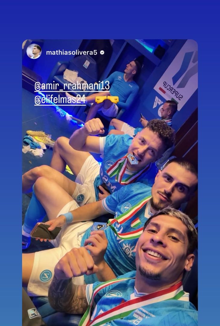 Coppa, sorrisi e sigari: gli azzurri festeggiano la Supercoppa! –  LE FOTO - immagine 4