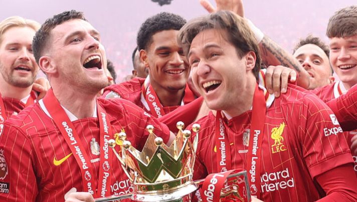LIVERPOOL, ENGLAND - MAY 25: Andrew Robertson and Federico Chiesa of Liverpool celebrate with Premier League trophy, as Liverpool are crowned the Champions of the Premier League for the 2024/25 Season, following the Premier League match between Liverpool FC and Crystal Palace FC at Anfield on May 25, 2025 in Liverpool, England. (Photo by Carl Recine/Getty Images) Chiesa: “Firenze è casa, torno spessissimo. Che legame con la città” - immagine 1