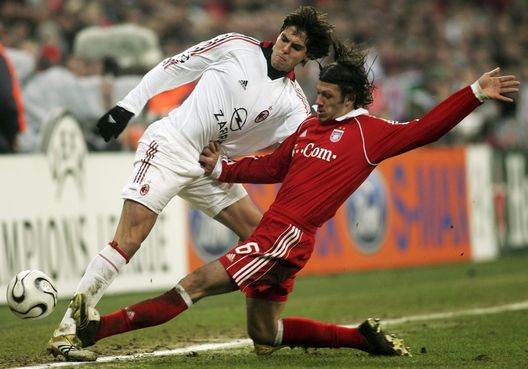 MUNICH, GERMANY - FEBRUARY 21: Martin Demichelis of Munich challenges Kaka of Milan for the ball during the UEFA Champions League Round of 16, First Leg match between Bayern Munich and AC Milan at the Allianz Arena on February 21, 2006 in Munich, Germany. (Photo by Lars Baron/Bongarts/Getty Images) Milan e Bayern Monaco: cronaca di una sfida leggendaria- immagine 6