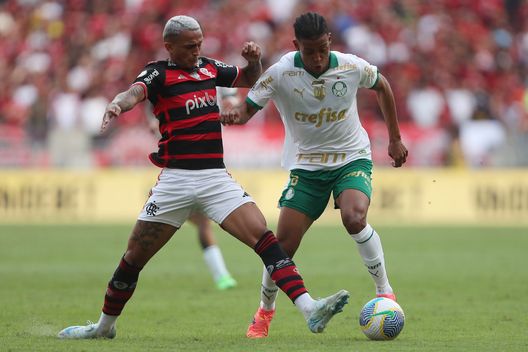 Wesley Lima del Flamengo lotta per il pallone con Vanderlan del Palmeiras durante la partita tra Flamengo e Palmeiras, valida per il Brasileirão 2024, allo stadio Maracanã l’11 agosto 2024. (Foto di Wagner Meier/Getty Images) Wesley, ESCLUSIVA Marques: “Resilienza, coraggio e velocità: terzino perfetto per Gasperini”- immagine 3