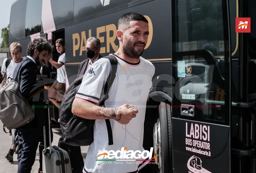 FOTO Palermo, il rientro al “Renzo Barbera” dopo la trasferta di Padova (Gallery) - immagine 24