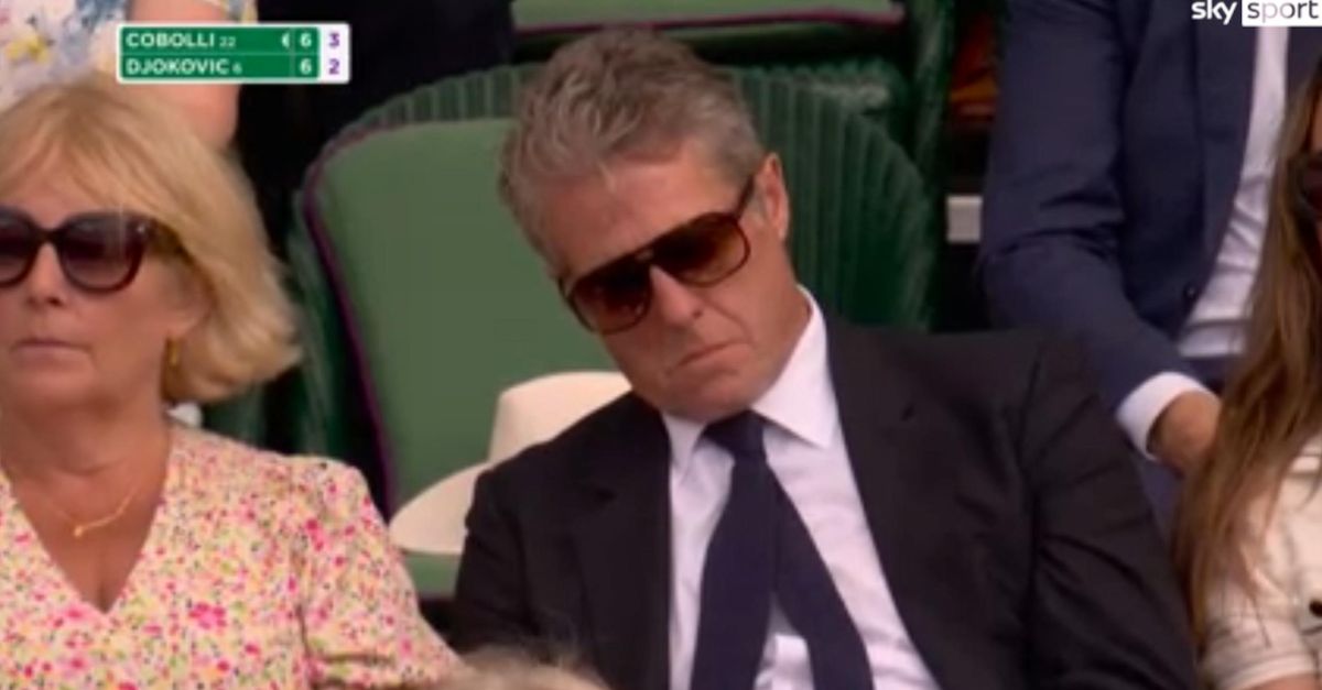 VIDEO / Hugh Grant si addormenta durante Cobolli Djokovic: scena da non credere a Wimbledon VIDEO / Hugh Grant si addormenta durante Cobolli Djokovic: scena da non credere a Wimbledon