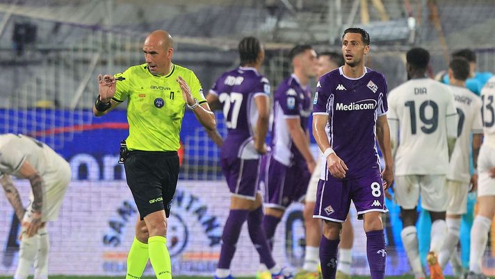 FLORENCE, ITALY - APRIL 13: Michael Fabbri referee reacts during the Serie A match between ACF Fiorentina and SS Lazio at Artemio Franchi on April 13, 2026 in Florence, Italy. (Photo by Gabriele Maltinti/Getty Images) Fiorentina-Lazio, Tommasi su Mandragora-Noslin: “Bravo Fabbri, contatto minimo” - immagine 1