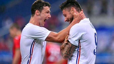 PARIS, FRANCE - JUNE 08: Olivier Giroud of France is congratulated by Benjamin Pavard after scoring during the international friendly match between France and Bulgaria at Stade de France on June 08, 2021 in Paris, France. (Photo by Aurelien Meunier/Getty Images) MILANO E IL SUO DERBY