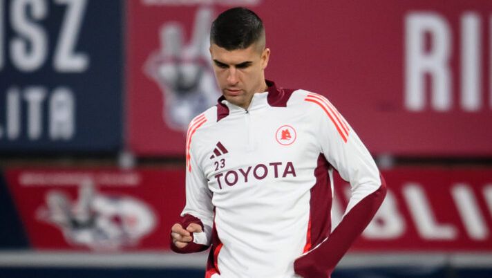 BOLOGNA, ITALY - JANUARY 12: AS Roma player Gianluca Mancini warms-up prior to the Serie A match between Bologna and AS Roma at Stadio Renato Dall'Ara on January 12, 2025 in Bologna, Italy. (Photo by Fabio Rossi/AS Roma via Getty Images) Mancini: “Impossibile marcare con il VAR! Avevo studiato un giocatore, è forte” - immagine 1