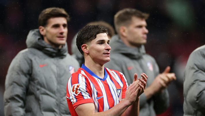 MADRID, SPAIN - MARCH 01: Julian Alvarez of Atletico de Madrid applauds the fans after the team's victory in the LaLiga match between Atletico de Madrid and Athletic Club at Riyadh Air Metropolitano on March 01, 2025 in Madrid, Spain. (Photo by Florencia Tan Jun/Getty Images) julian alvarez