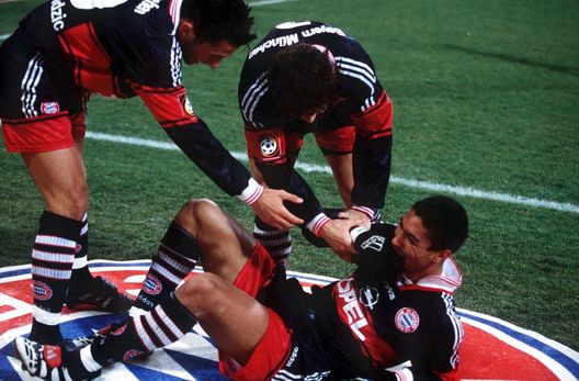 Giovane Elber dopo l'esultanza all'interno del logo del Bayern Monaco (Foto di Martin Rose/Bongarts/Getty Images)