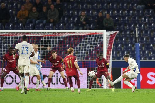 SALISBURGO, AUSTRIA – 25 settembre: William Gomes del FC Porto segna il primo gol della sua squadra durante la partita della fase a gironi (1ª giornata) della UEFA Europa League 2025/26 tra FC Salzburg e FC Porto, disputata allo Stadion Salzburg il 25 settembre 2025 a Salisburgo, Austria.(Foto di Adam Pretty/Getty Images) Streaming Porto-Estrela: Diretta TV e live gratis- immagine 2