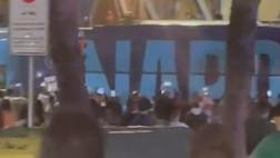 Il pullman del Napoli è arrivato allo stadio Maradona, l’accoglienza dei tifosi