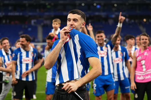 BARCELLONA, SPAGNA - 24 MAGGIO: Joan Garcia dell'RCD Espanyol bacia il suo stemma dopo la partita di Liga tra l'RCD Espanyol de Barcelona e l'UD Las Palmas allo stadio RCDE il 24 maggio 2025 a Barcellona, Spagna. (Foto di Alex Caparros/Getty Images) Tebas avverte il Barcellona: “Una cosa è firmare contratti, un’altra è registrarli”- immagine 2