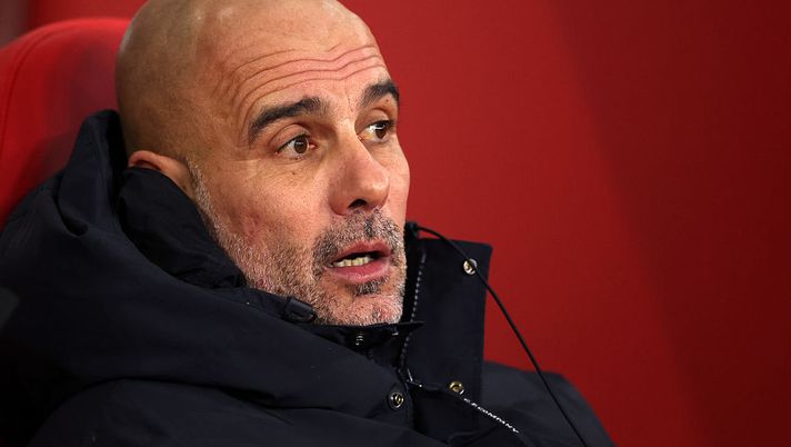 SUNDERLAND, ENGLAND - JANUARY 01: Pep Guardiola, Manager of Manchester City, looks on prior to the Premier League match between Sunderland and Manchester City at Stadium of Light on January 01, 2026 in Sunderland, England. (Photo by George Wood/Getty Images) Guardiola è d’accordo con Slot: “Troppi gol su calcio piazzato. Non c’è più gioia a vedere le partite” - immagine 1