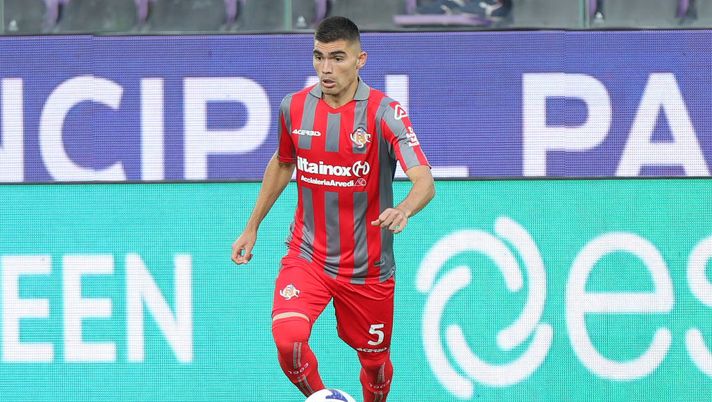 FLORENCE, ITALY - AUGUST 14: Johan Vasquez of US Cremonese in action during the Serie A match between ACF Fiorentina and US Cremonese at Stadio Artemio Franchi on August 14, 2022 in Florence, Italy. (Photo by Gabriele Maltinti/Getty Images) Cremonese, la difesa è ben organizzata: Vasquez e Chiriches sono i leader - immagine 1