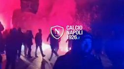 Gli ultras caricano il Napoli in partenza per Roma: “Conquista la vittoria!”