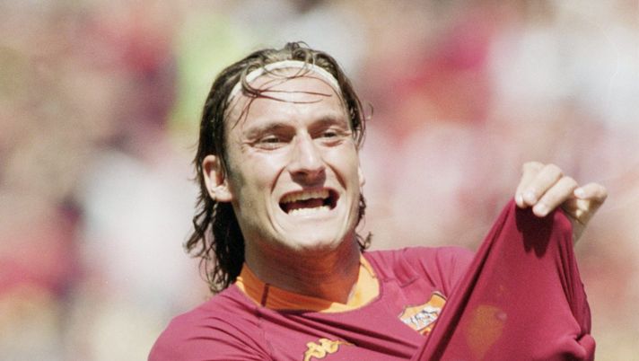 17 Jun 2001: Francesco Totti of Roma celebrates the opening goal in the Serie A match against Parma at the Stadio Olimpico in Rome. Roma won 3-1 to take the Scudetto. Mandatory Credit: Claudio Villa/Allsport Roma, da Candela a Totti e Aldair: i giocatori ricordano lo Scudetto del 2001 - immagine 1