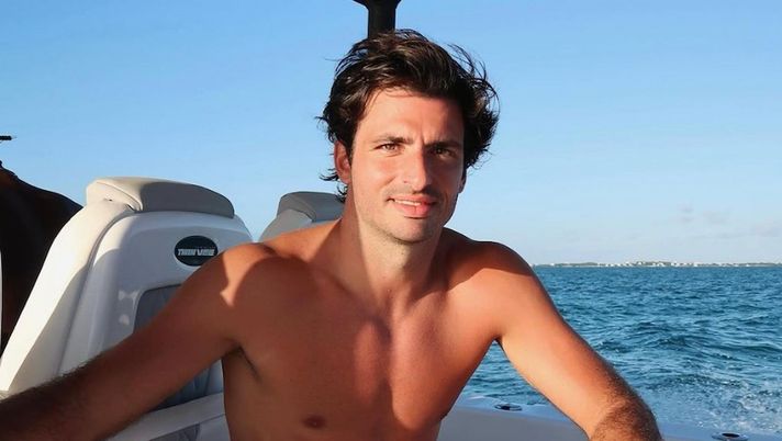 Carlos Sainz, prima del GP di Las Vegas sosta alle Bahamas tra mare, surf e golf: le foto - immagine 1