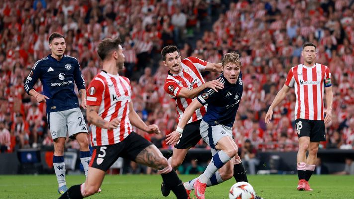 BILBAO, SPAIN - MAY 01: Rasmus Hojlund of Manchester United is pulled by Daniel Vivian of Athletic Club leading to a penalty being awarded during the UEFA Europa League 2024/25 Semi Final First Leg match between Athletic Bilbao and Manchester United at San Mames Stadium on May 01, 2025 in Bilbao, Spain. (Photo by Clive Brunskill/Getty Images) Europa League, rabbia dei tifosi dell’Athletic: “Il Var Di Paolo tifa Roma” - immagine 1