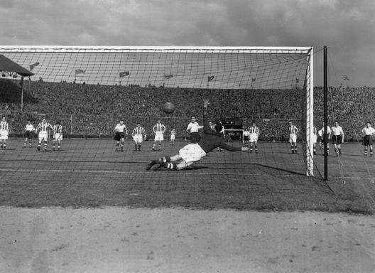 30 Aprile 1938: George Mutch del Preston North End segna dal dischetto il gol vittoria contro l'Huddersfield, nella finale di FA Cup (Photo by Keystone/Getty Images) L’IFAB valuta una rivoluzione nei calci di rigore: addio alle ribattute- immagine 3