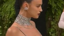 VIDEO / Irina Shayk al Met Gala 2024 in un total look couture Swarovski