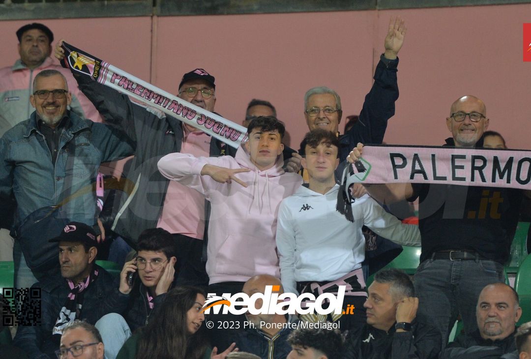 FOTOTIFO Palermo-Brescia 1-0, gli scatti ai tifosi al “Renzo Barbera” (GALLERY) - immagine 23