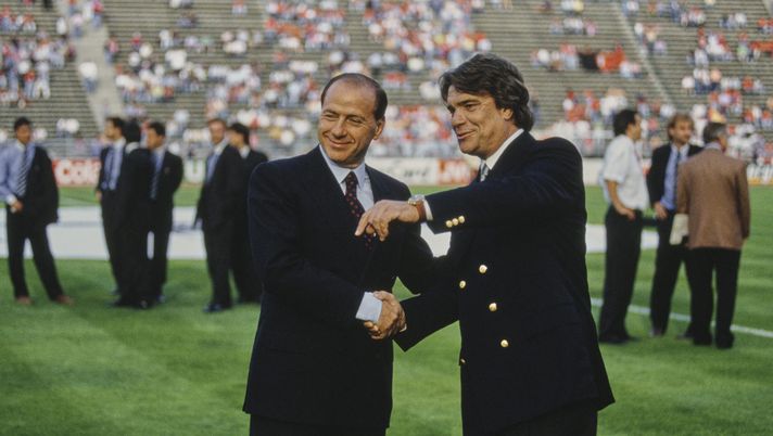 Italian politician and businessman Silvio Berlusconi, AC Milan owner, and French politician and businessman Bernard Tapie owner of Marseille, shake hands ahead of the 1993 UEFA Champions League Final, between Marseille and AC Milan, at the Olympiastadion in Munich, Bavaria, Germany, 26th May 1993. Marseille won the match 1-0. (Photo by Beate Mueller/Bongarts/Getty Images) Galli su Berlusconi: “Il presidente era venti anni avanti a tutti, vedeva già oltre” - immagine 1