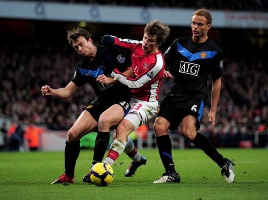 LONDON, ENGLAND - JANUARY 31: Andrei Arshavin dell'Arsenal viene fermato da Jonathan Evans (a sinistra) e Wes Brown (a destra) del Manchester United durante la partita della Barclays Premier League tra Arsenal e Manchester United all'Emirates Stadium il 31 gennaio 2010 a Londra, Inghilterra. (Foto di Shaun Botterill)/Getty Images) Arshavin punge Arbeloa: “Spero che faccia male, non mi spiego il Real a -1 dal Barcellona”- immagine 2