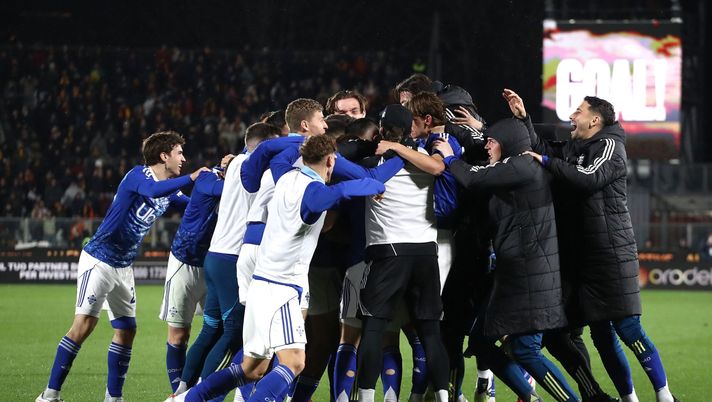 COMO, ITALY - MARCH 15: Diego Carlos of Como 1907 celebrates with his team-mates after scoring their team's second goal during the Serie A match between Como 1907 and AS Roma at Giuseppe Sinigaglia Stadium on March 15, 2026 in Como, Italy. (Photo by Marco Luzzani/Getty Images) Il Como ribalta la Roma e sogna la Champions! Al Sinigaglia termina 2-1 per i lariani - immagine 1