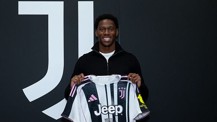 TURIN, ITALY - JULY 4: Juventus new signing Jonathan David at Juventus headquarters on July 4, 2025 in Turin, Italy. (Photo by Daniele Badolato - Juventus FC/Juventus FC via Getty Images) David: “Onore essere alla Juve, è tra le migliori 10 al mondo. Come giocatore amo far gol” - immagine 1