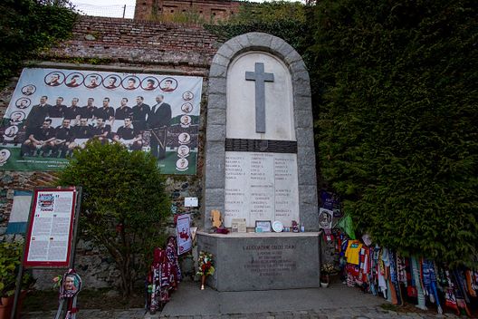 Memoriale in onore dei giocatori del Grande Torino sulla collina di Superga, luogo dell'incidente (Photo by Luis Boza/NurPhoto via Getty Images) 4 maggio 1949, l’aereo del Grande Torino si schianta a Superga: calcio in lutto- immagine 4