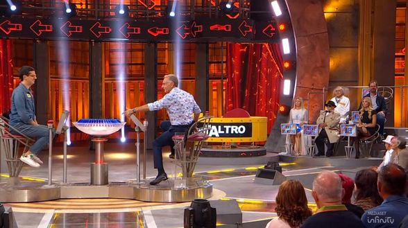 Screen Canale 5 Avanti un altro, esordio per Flavia Vento nel salottino di Bonolis- immagine 2