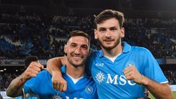 FOTO “Due cuori”, il Napoli posta l’abbraccio tra Kvaratskhelia e Politano: gli scatti