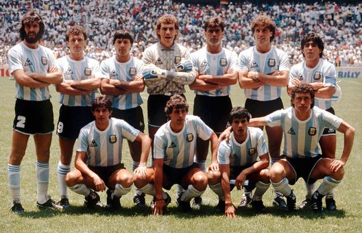 MESSICO - 29 GIUGNO: Coppa del Mondo 1986, Finale, Messico; ARGENTINA - GERMANIA 2:3; SQUADRA ARGENTINA / fila posteriore da sinistra a destra: Sergio Daniel BATISTA, Jose Luis CUCIUFFO, Julio OLARTICOECHEA, PORTIERE Nery Alberto PUMPIDO, Jose Luis BROWN, Oscar Alfredo RUGGERI, Diego Armando MARADONA; fila anteriore da sinistra a destra: Jorge Luis BURRUCHAGA, Ricardo Omar GIUSTI, Hector Adolfo ENRIQUE, Jorge Alberto VALDANO (Foto di Bongarts/Getty Images) Verso la Coppa del Mondo 2026, Burruchaga ricorda Italia ’90: “Vi racconto la sfida contro l’Italia”- immagine 2