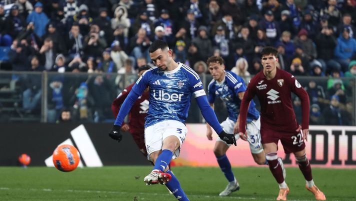 COMO, ITALY - JANUARY 24: Lucas Da Cunha of Como 1907 scores their team's third goal from the penalty spotduring the Serie A match between Como 1907 and Torino FC at Giuseppe Sinigaglia Stadium on January 24, 2026 in Como, Italy. (Photo by Marco Luzzani/Getty Images) Como-Torino 6-0: l’ennesima umiliazione, condanna per Baroni? - immagine 1