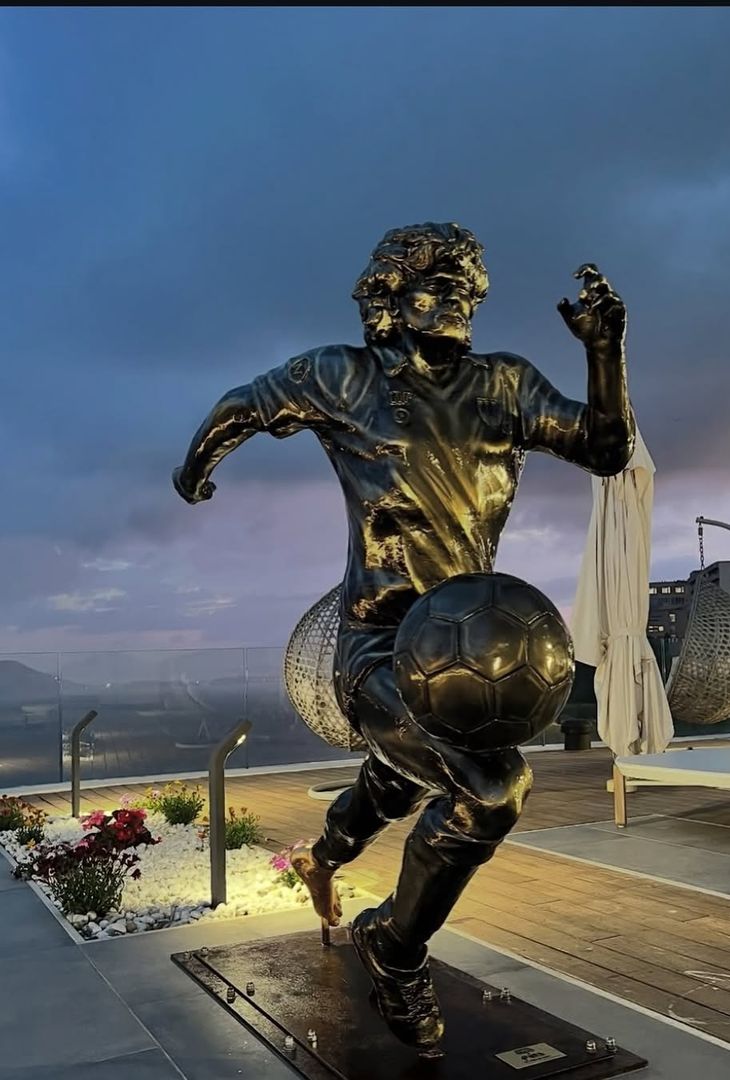 GALLERY Sorpresa per Geolier! Acquistata la statua di Maradona per la sua super villa - immagine 2